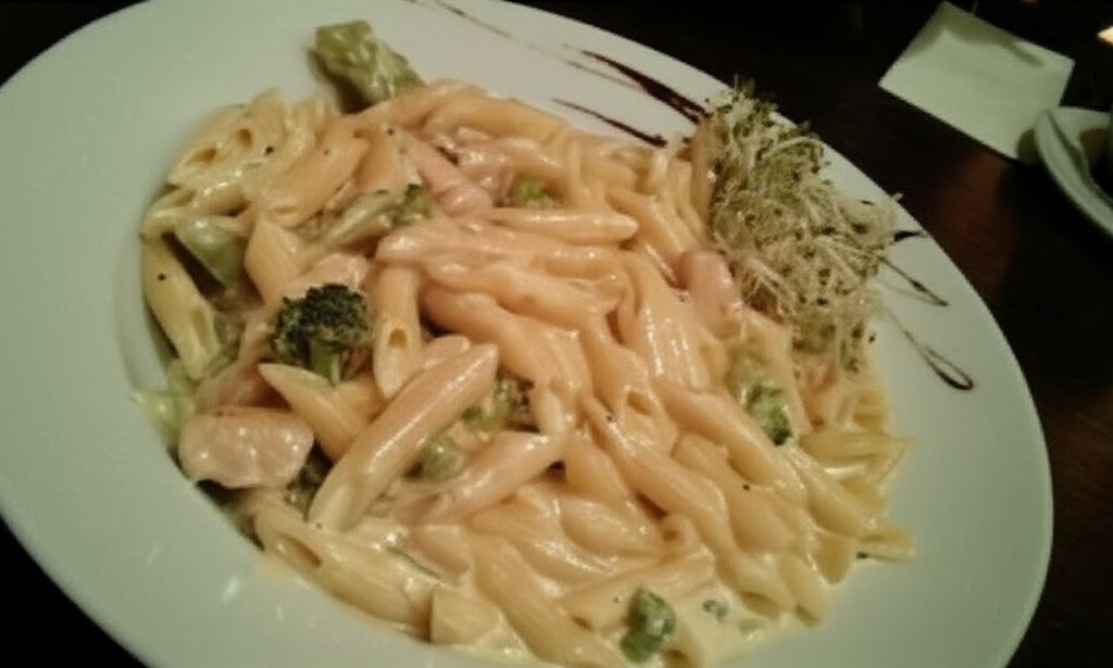 Makaron z brokułami i kurczakiem w sosie śmietanowym