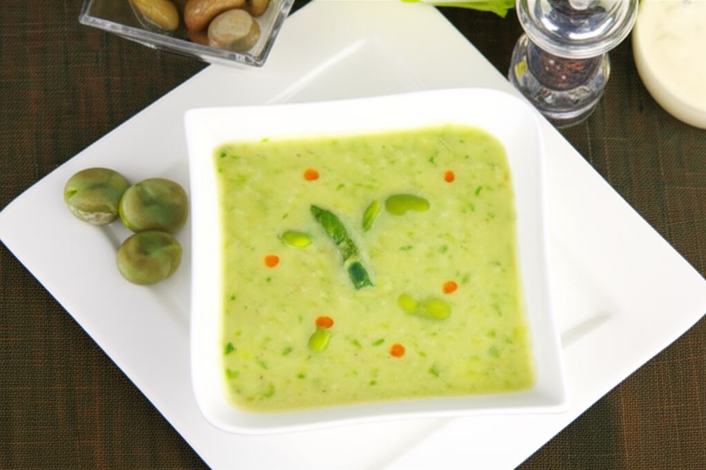 Aksamitna zupa z bobu ze szparagową nutą