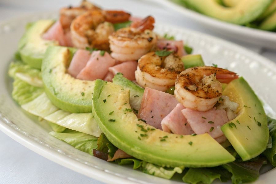 Awokado z krewetkami i szynką