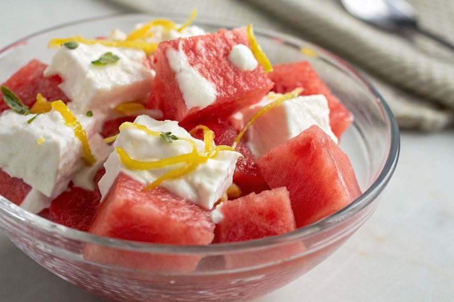 Bardzo smaczna sałatka z zimnego arbuza z jogurtem