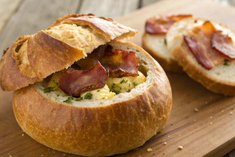 Boczek pieczony w chlebie