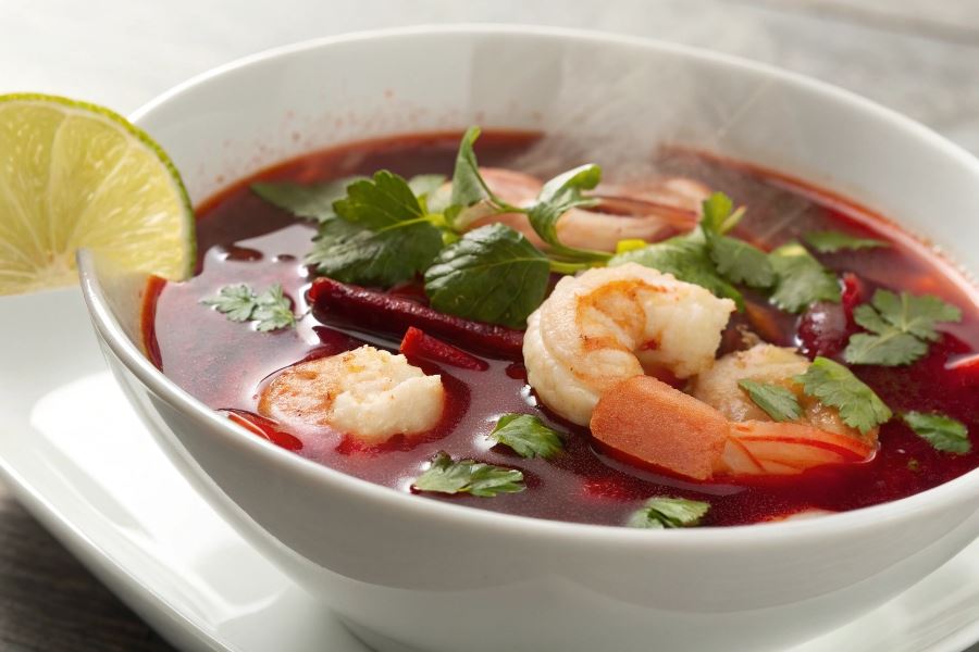 Czerwony barszcz po tajsku z krewetkami