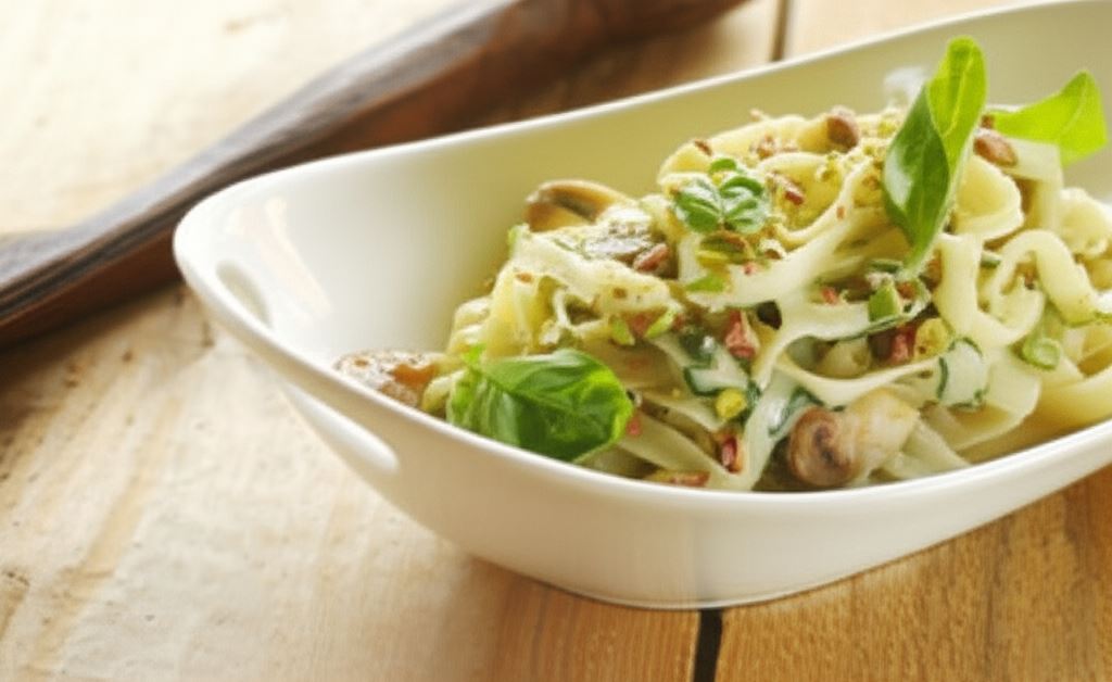 Delikatne tagliatelle z pieczarkami i pistacjami