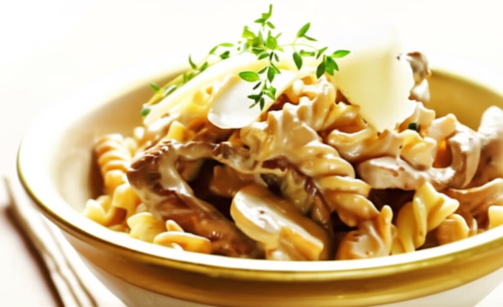 Fusilli w kremowym sosie z wołowiną i grzybami