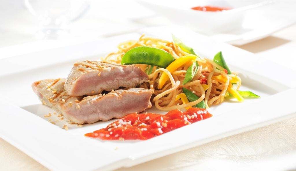 Grillowany stek z tuńczyka z sezamem