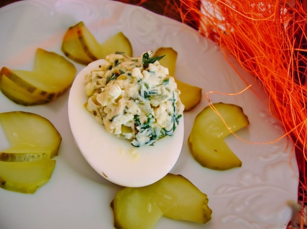 Jajeczka z farszem z twarożku i ogórków