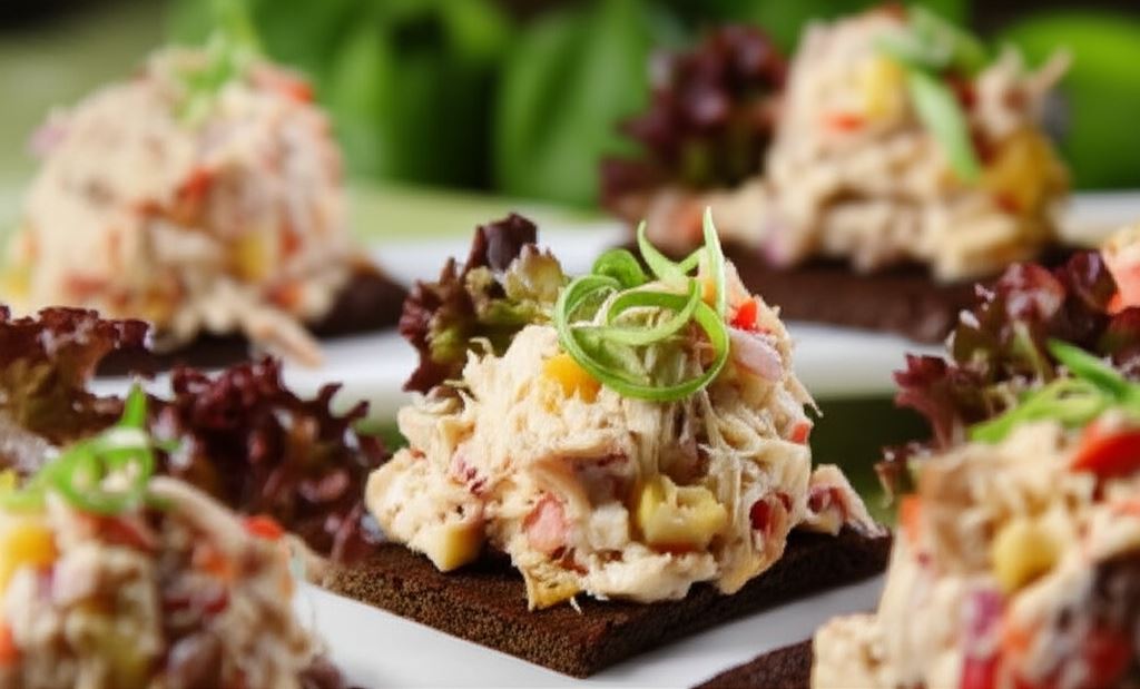 Kanapki z pastą z wędzonej makreli z papryką i kukurydzą