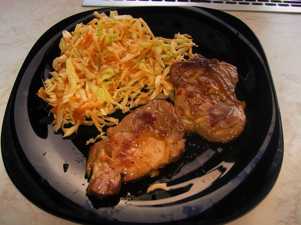 Karczek z surówką z kapusty pekińskiej