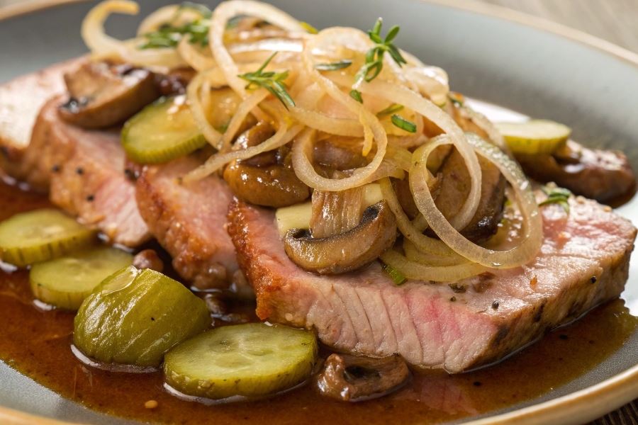 Karkówka z ogórkami kiszonymi