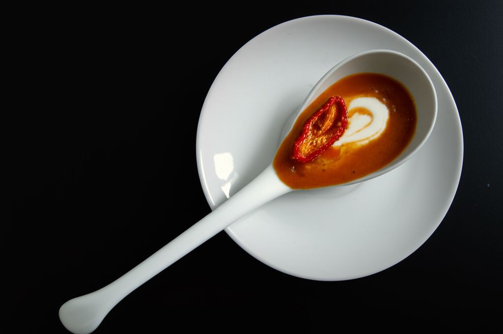 Krem z bakłażana z czerwonymi chipsami i łezką mascarpone