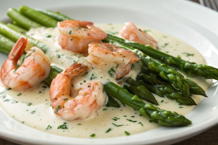 Krewetki i smażone szparagi