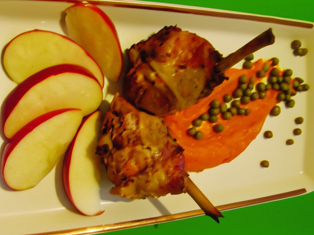 Kurczak w akompaniamencie jabłek z czerwonym puree