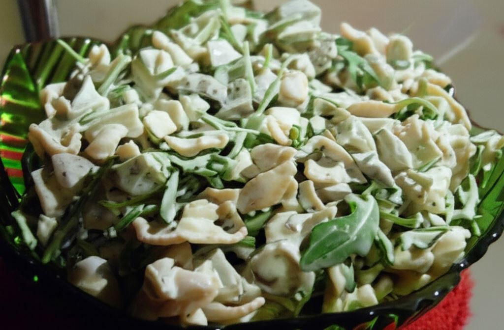 Makaronowa sałatka z rukolą na zielono