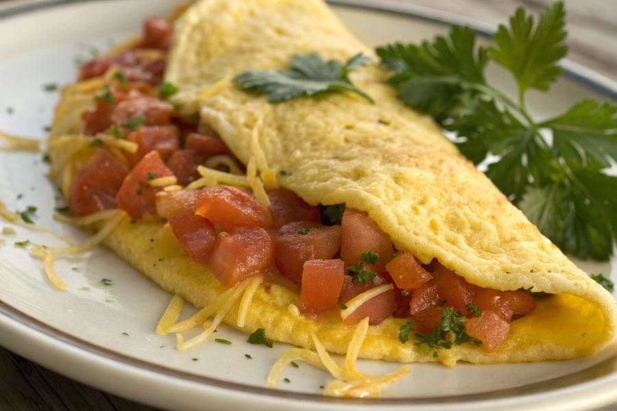 Omlet z pomidorami i żółtym serem