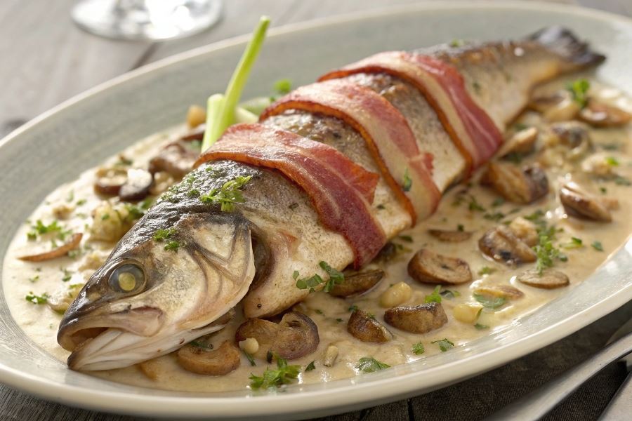 Pieczony szczupak z duszonymi grzybami
