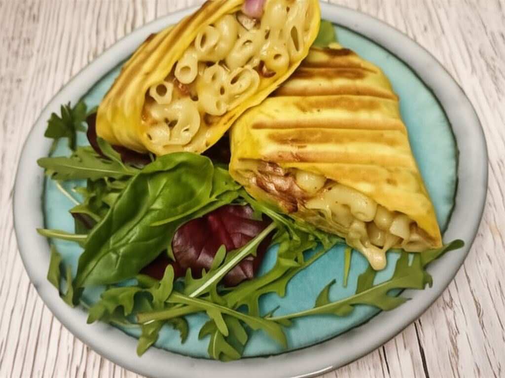 Pikantny makaron z sosem serowym w tortilli