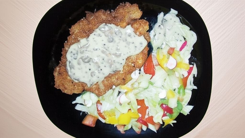 Placki ziemniaczane z sosem pieczarkowym i sałatką