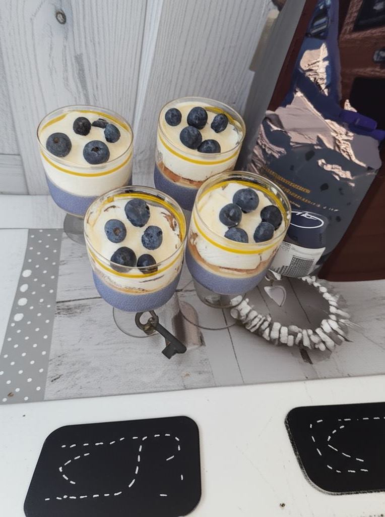 Deser z mascarpone i borówkami