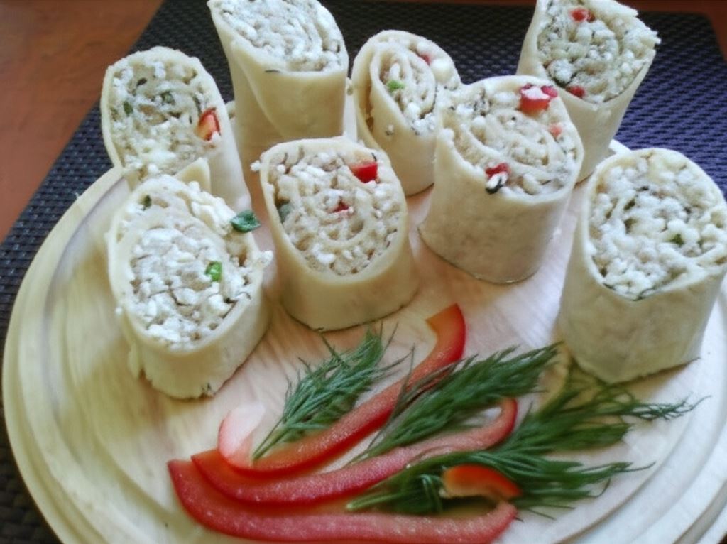 Roladki naleśnikowe z kaszą i twarogiem