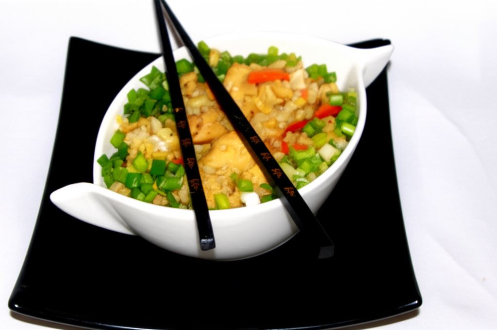 Ryż smażony z kurczakiem i warzywami