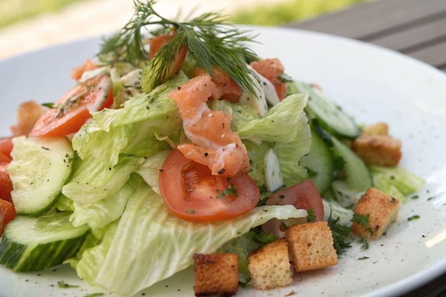 Sałatka lodowa z wędzonym łososiem