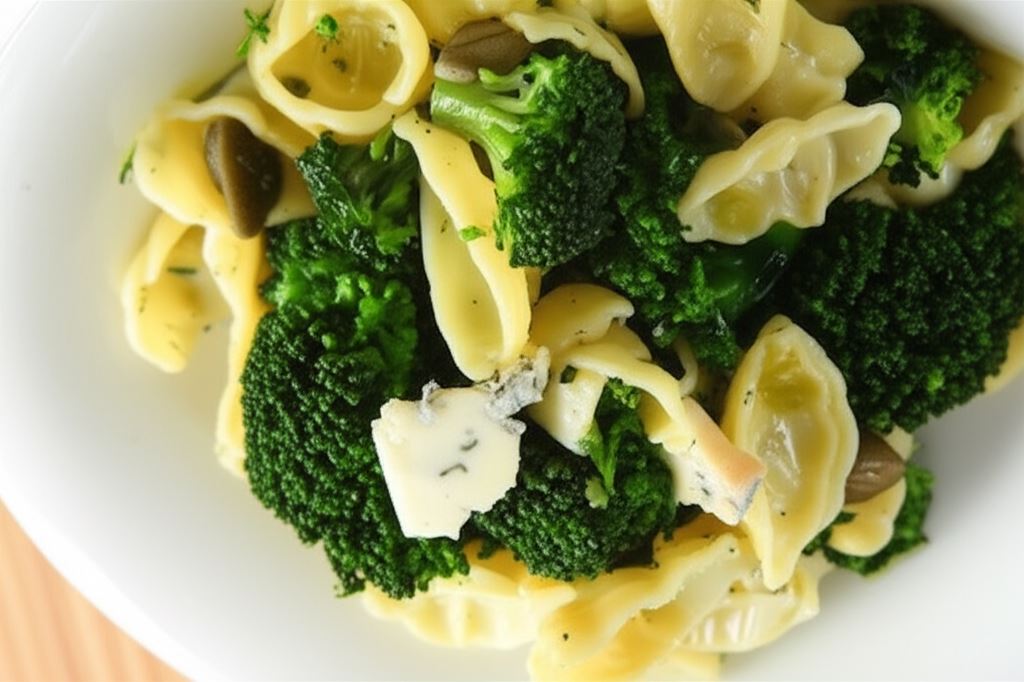Sałatka makaronowa z brokułami