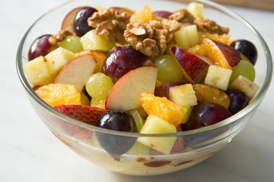 Sałatka owocowa z orzechami włoskimi