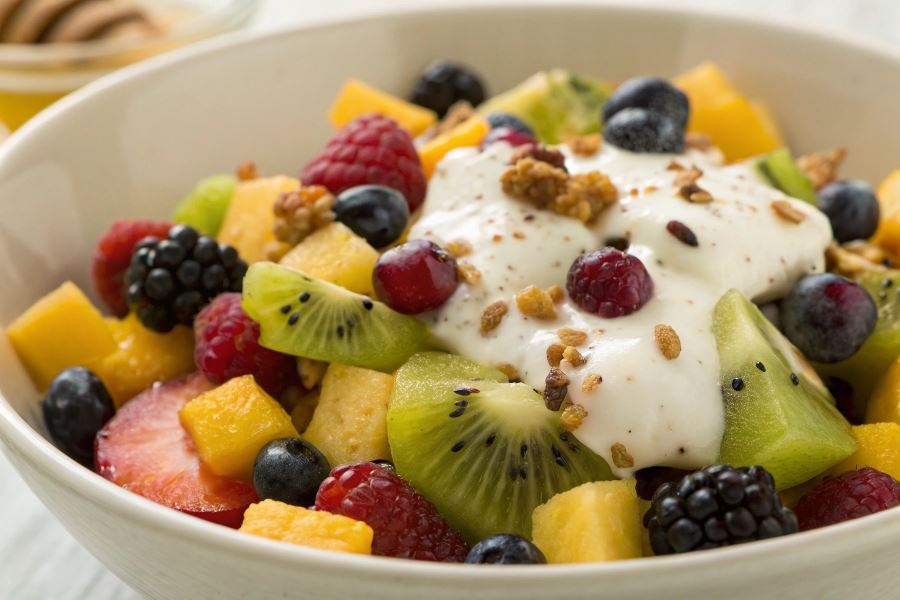 Sałatka owocowa z sosem tofu