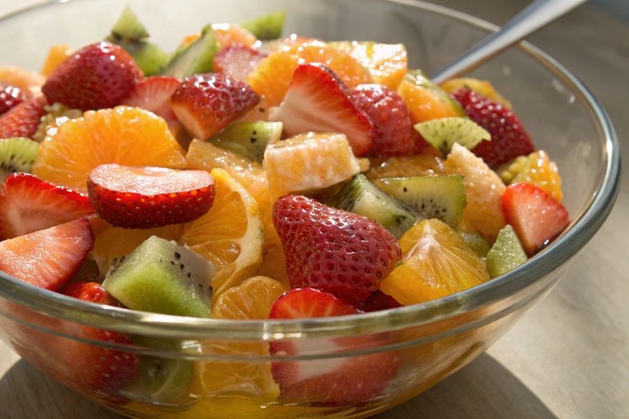 Sałatka owocowa z truskawkami
