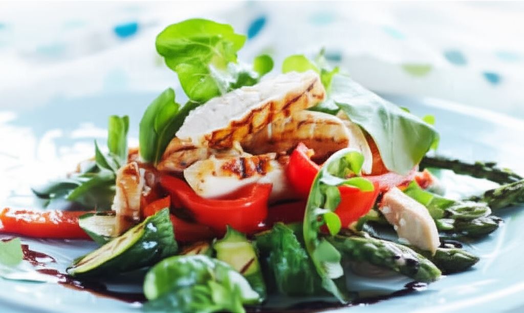 Sałatka z grillowanych warzyw i kurczaka