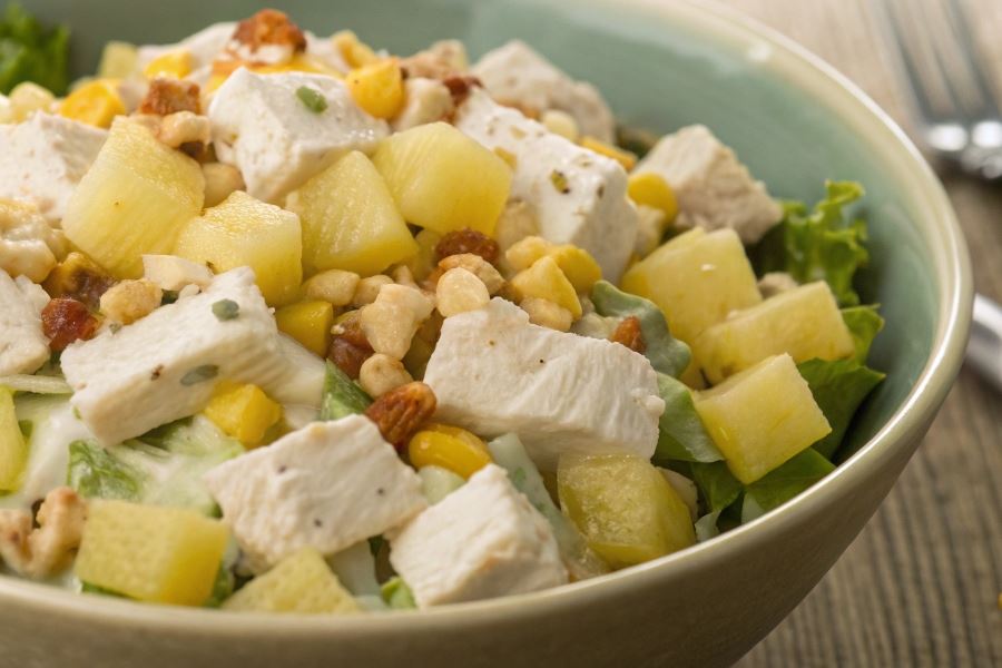 Sałatka z kurczaka z ananasem