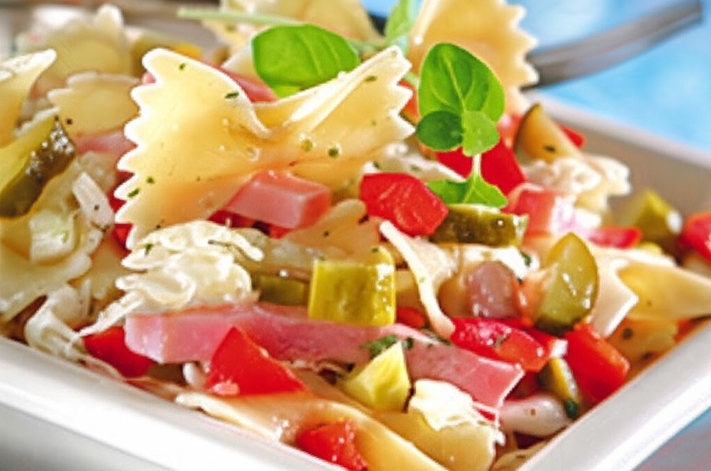 Sałatka z makaronem i szynką