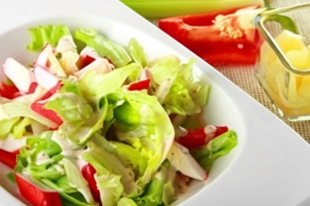 Sałatka z paluszków krabowych