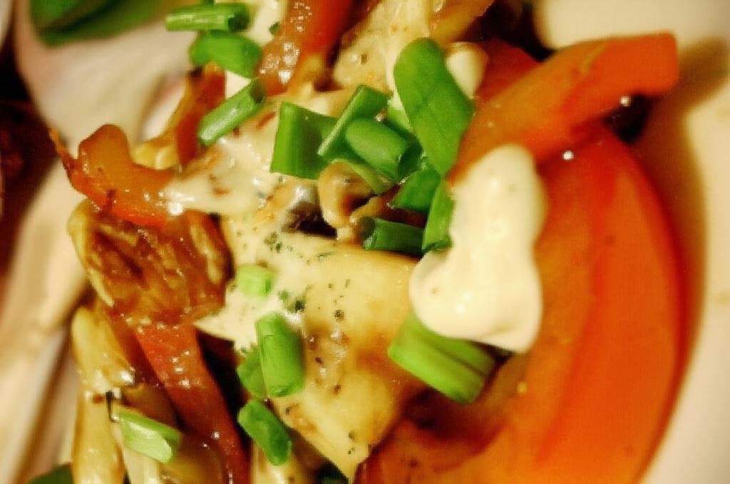 Sałatka z papryki i sera camembert ze świeżym szczypiorkiem