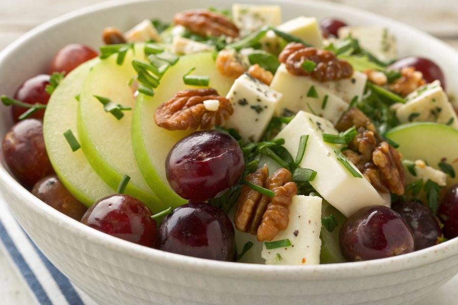 Sałatka z serem i winogronami