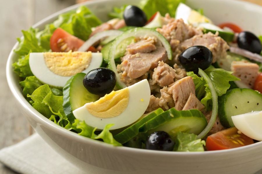 Sałatka z tuńczykiem i cebulą