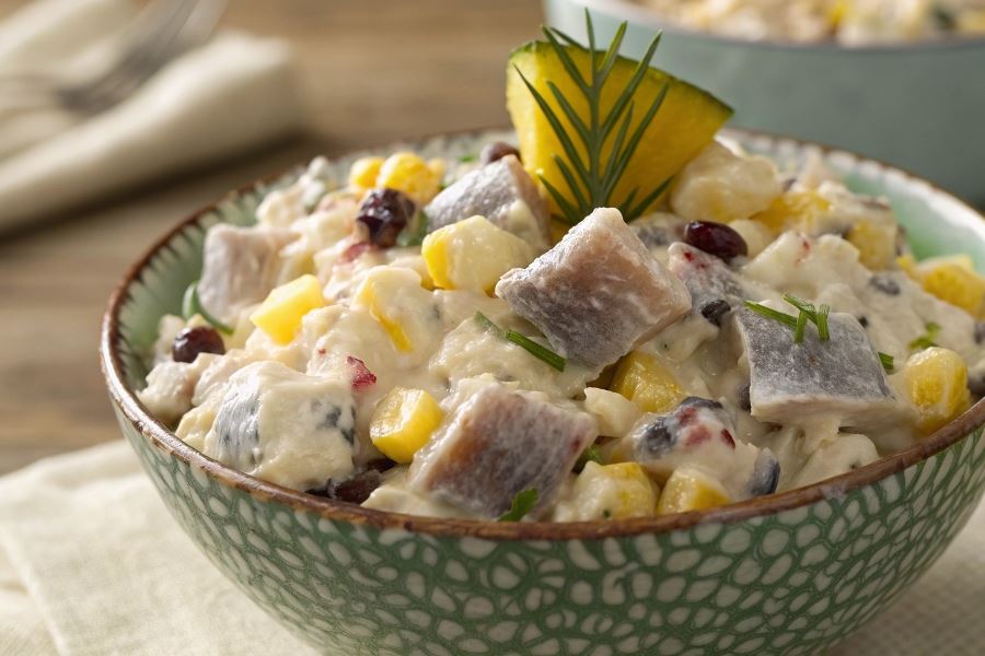 Śledź w sałatce hawajskiej