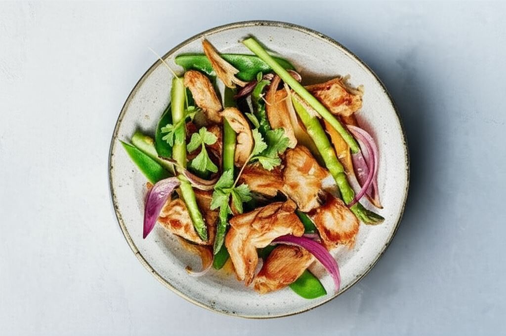 Smażone zielone szparagi z roślinnym „kurczakiem”