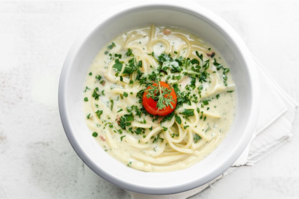 Spaghetti carbonara z wędzonym boczkiem