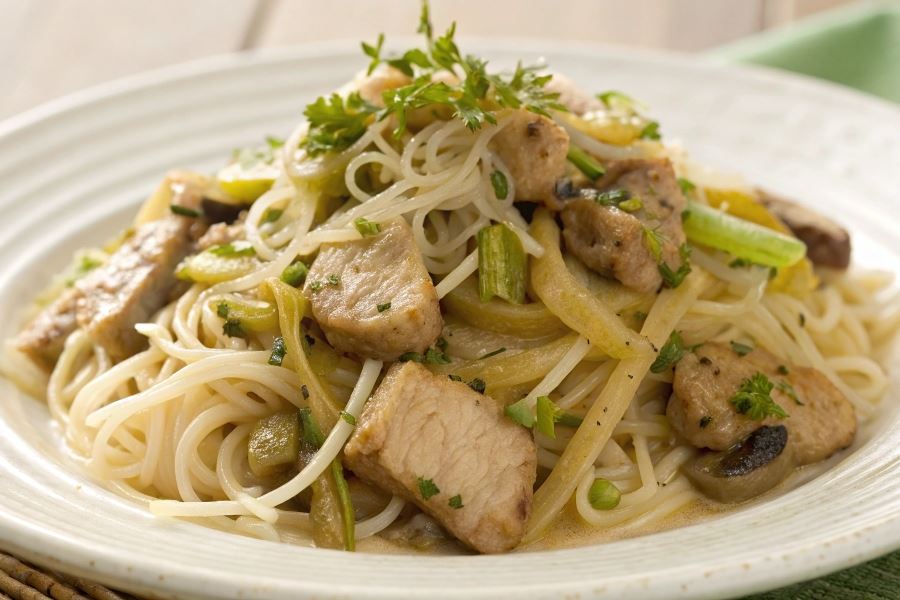 Spaghetti ryżowe z kawałeczkami wieprzowiny