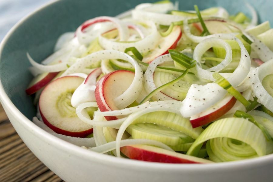 Surówka z porów i jabłek z majonezem