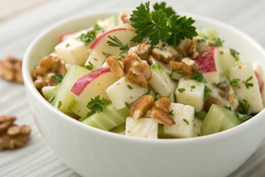 Surówka z selera z orzechami