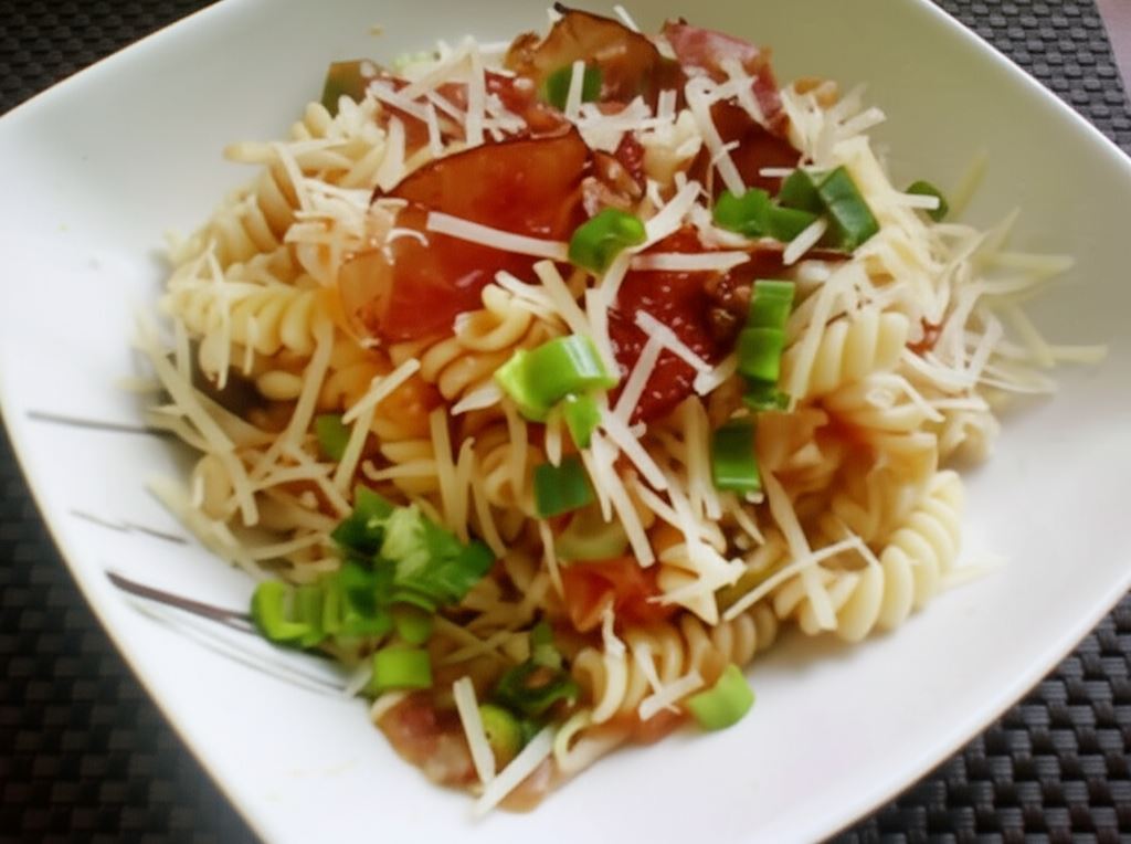 Świderki w pomidorach z szynką szwardzwaldzką i parmezanem