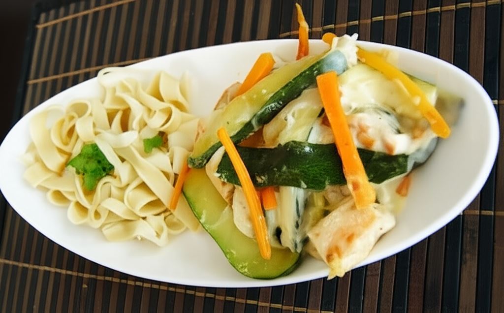 Tagliatelle z warzywami w sosie śmietanowym