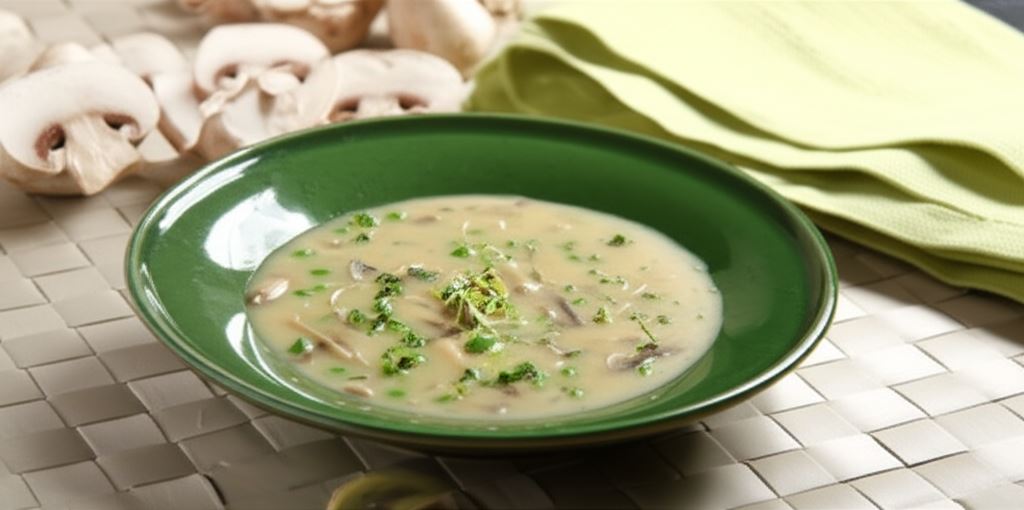Wiosenna zupa pieczarkowa