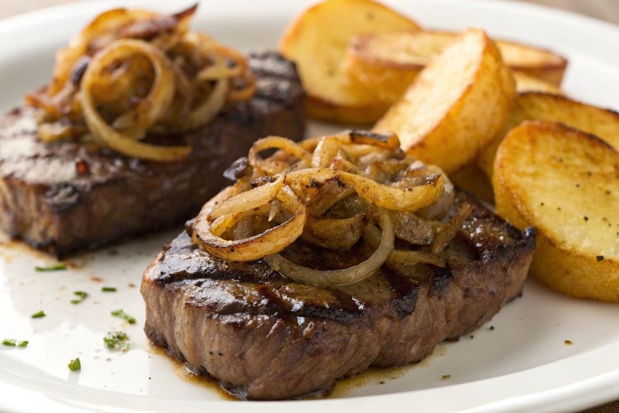 Wołowe steki ze smażoną cebulą