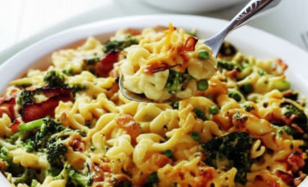 Zapiekanka z makaronu z brokułami i bekonem