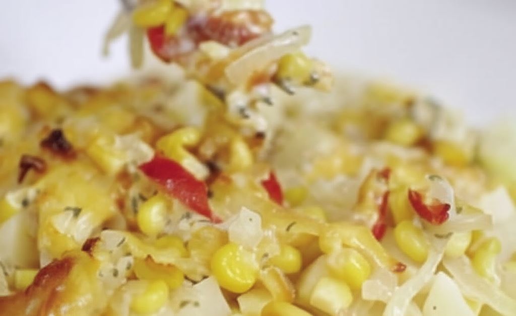 Ziemniaczana zapiekanka z kukurydzą i ziołami