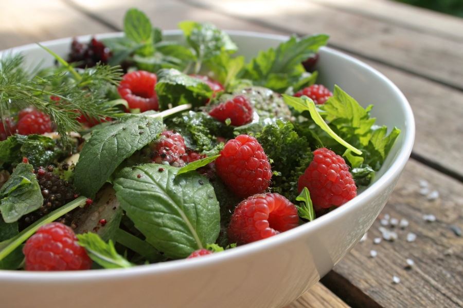 Ziołowa sałatka z malinami