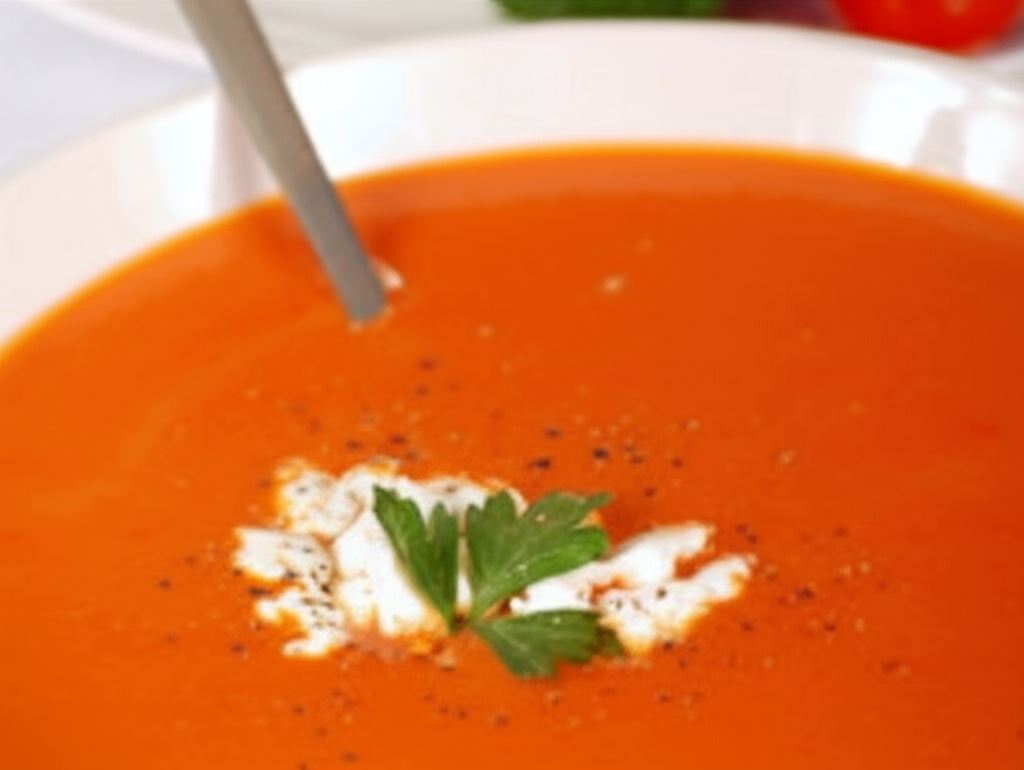 Zupa pomidorowa z warzywami i dipem serowym